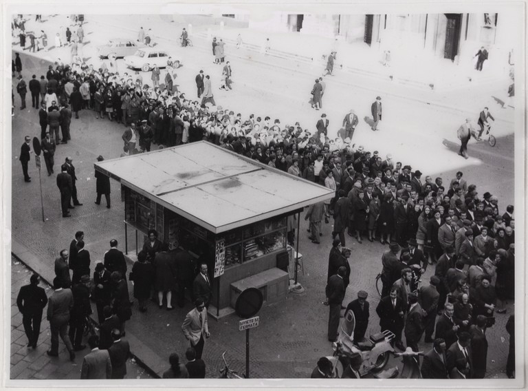 Gattatico-Reggio Emilia, 27-30 marzo 1970, Funerali di Alcide Cervi, lunga coda di persone in Piazza Prampolini in attesa di entrare nella camera ardente ad omaggiare la salma di Papà Cervi